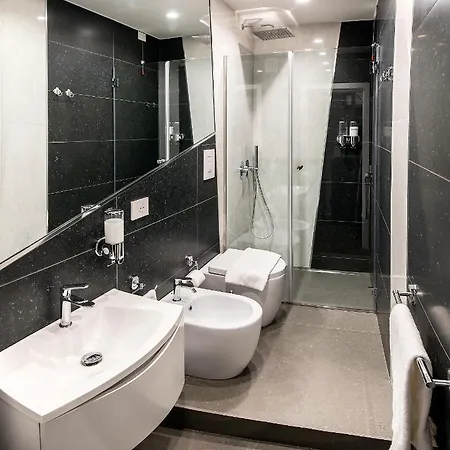 Three Toledo * Nápoles